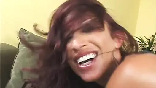 Tante nakal rambut merah dengan stoking seksi ini ngentot kontol kayak pro