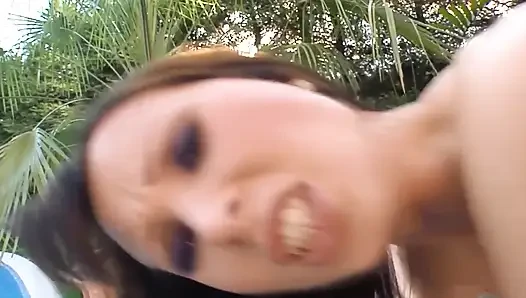 Брюнетка-шлюшка получает горячий кримпай после интенсивного траха на улице