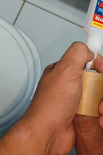 Super vruće ljepilo pričvršćuje kurac na prsten za kurac