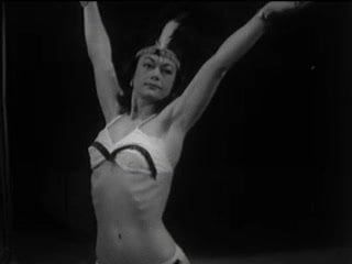 Striptizerka z lat 50. na scenie.