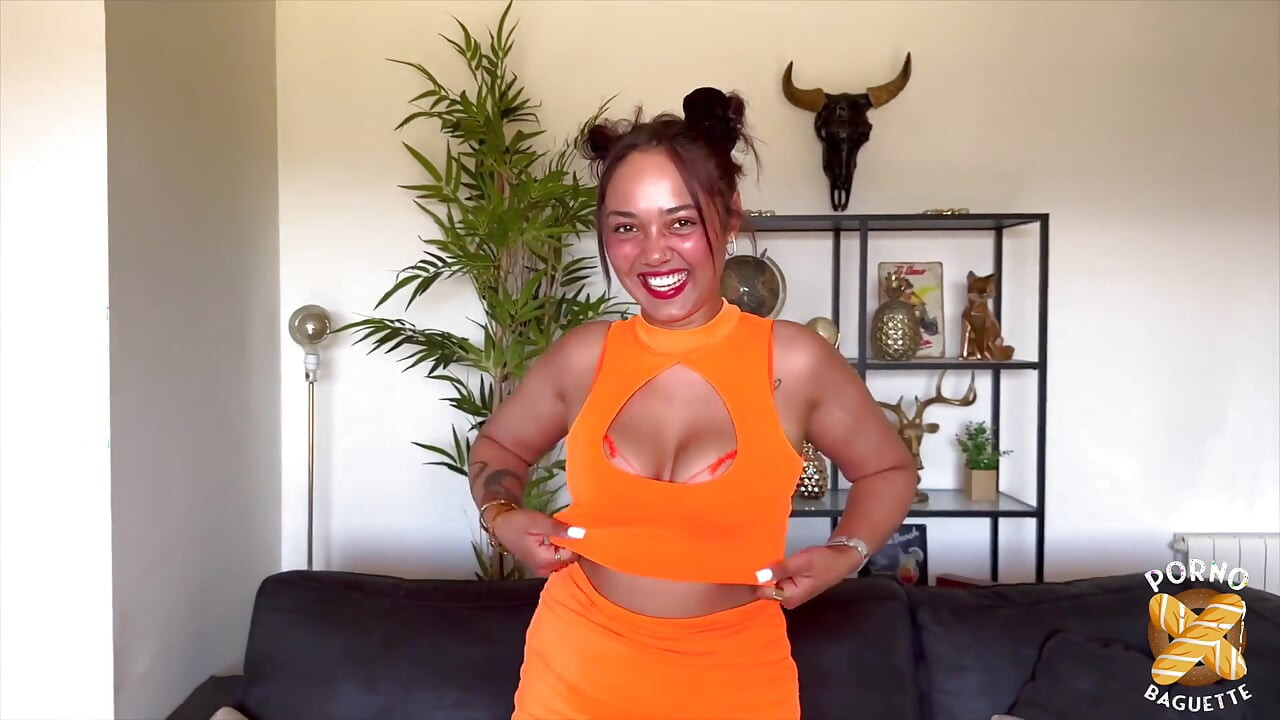 Elektra, linda chica, es follada por dos pollas