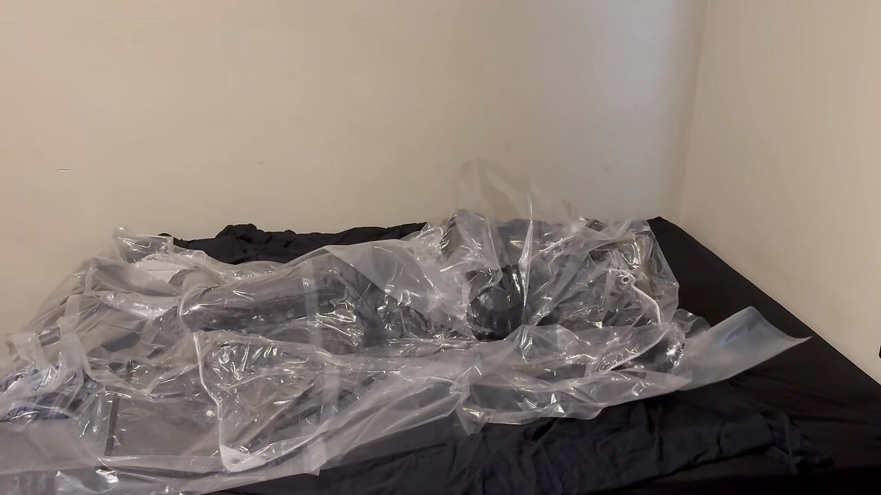 2025 年 9 月 8 日 - VacPacked は、ベルト、防寒手袋、PVC エプロンを備えたファントム サウナ スーツを着ています