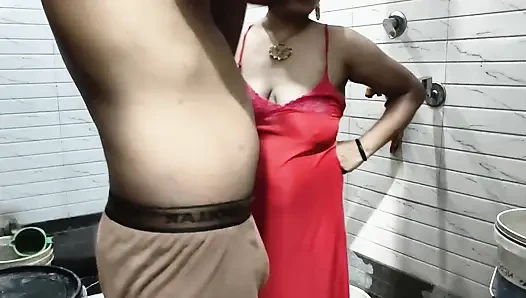 Sali ki chut mari bathroom me