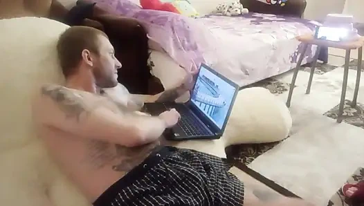 Я играю на компьютере, мне подрочили и отсосали