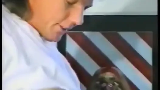 Azgın tatlı kız bacaklarını geniş açıyor ve sulu amını yalatıyor ve sikiyor