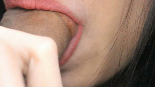 HOT TEEN GIVES PASSIONATE CLOSE-UP BLOWJOB WITH CUM IN MOUTH