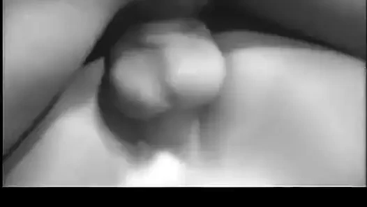 Ju Pantera bu erotik siyah beyaz sahnede götüne bir yarak sokuyor