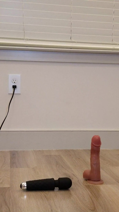 Colocando castidade e depois cavalgando vibrador
