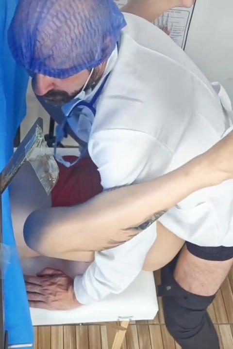 그녀의 보지를 보여주기 위해 산부인과에 가는 음란한 십대
