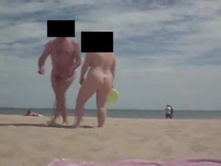 Mr &amp; mrs voyeurist00 在 studland 裸体主义者海滩上，frizbeeing
