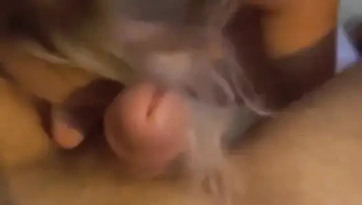 Сексуальная блондинка обожает сосать яйца и глотать все в любительском видео