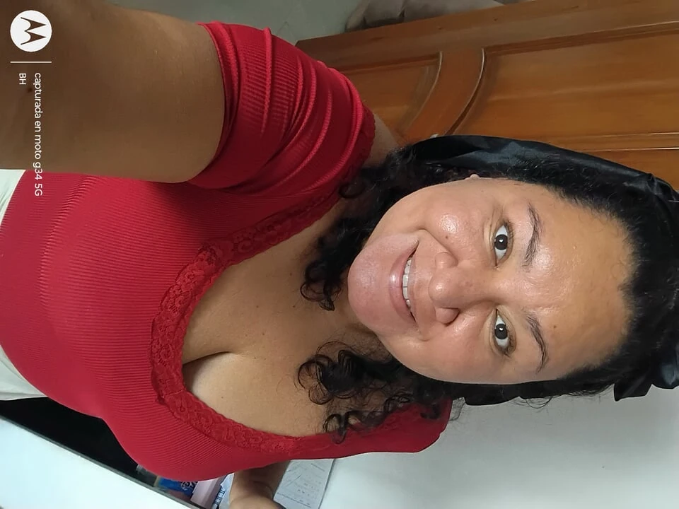 非常放荡的德国妈妈Tina，被巨大的黑鸡巴和深喉口交的男人使用他的旧系统来接女孩