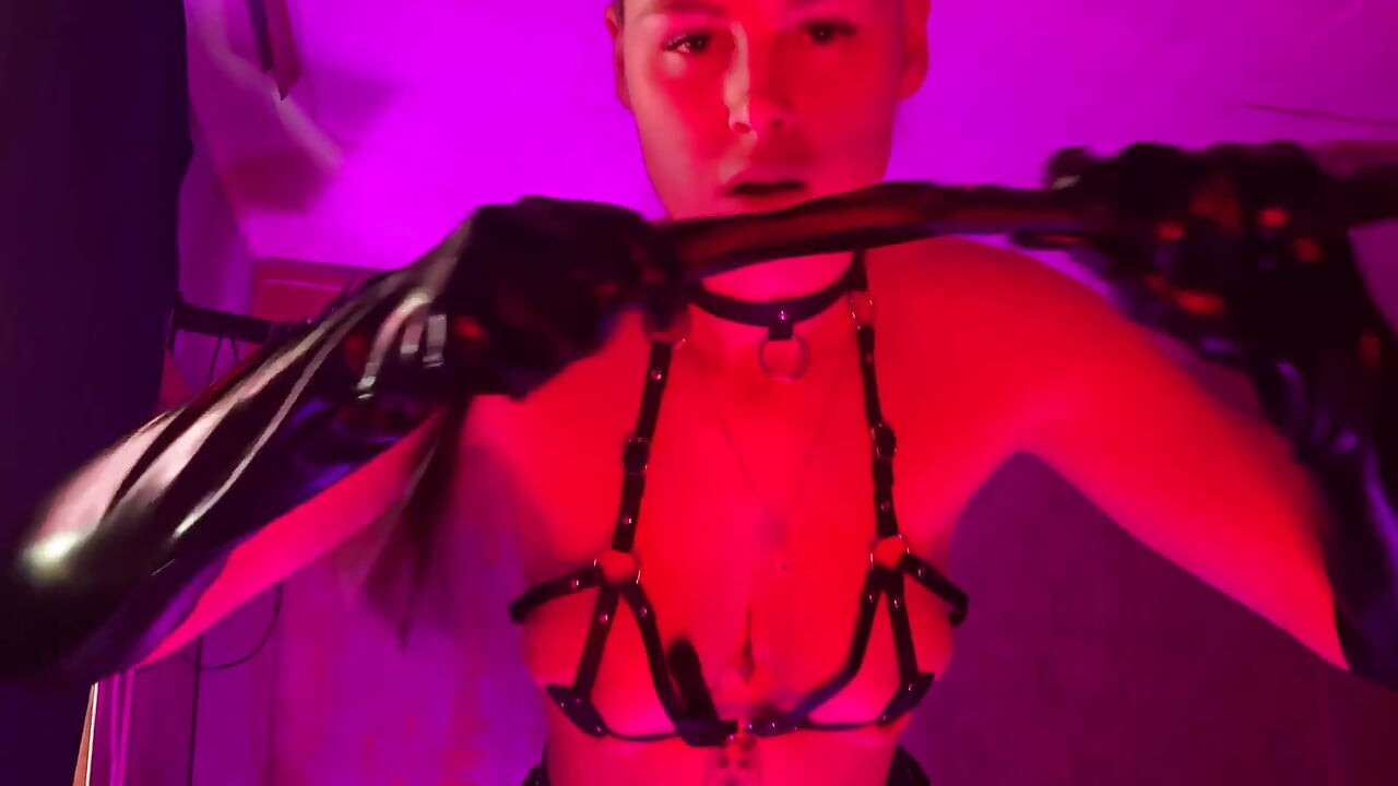 ラテックス・ドミナトリックス - ストラップオン、ムチ、そして絶対服従の誘惑