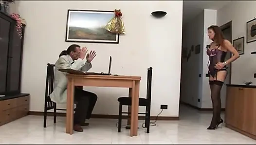 Шлюховатая секретарша удовлетворяет жажду киски ее грязного босса