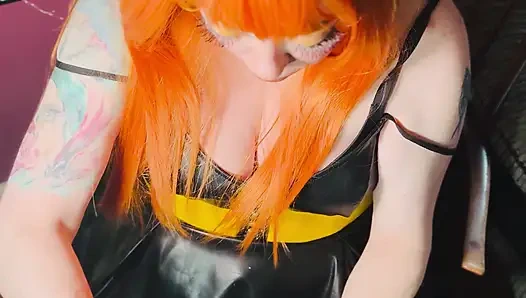 Rothaarige Tina Snua raucht 2 Zigaretten zur zeit mit einem Lederkleid und handschuhen