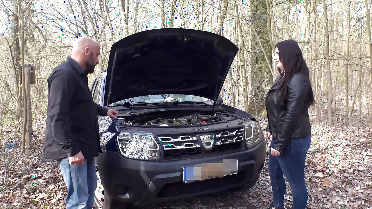 Ona puši njegov kurac i on joj pomaže u vezi auta