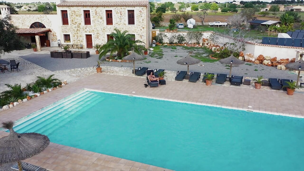 Quente Ilona reside na piscina e esfrega sua buceta e vibrador com óleo