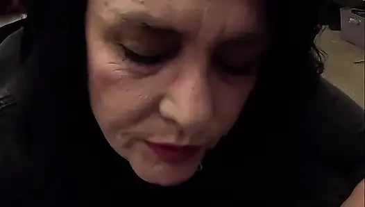 Stellen sie sich vor, sie bekommen einen rauchenden blowjob von einer gothic-hexen-MILf