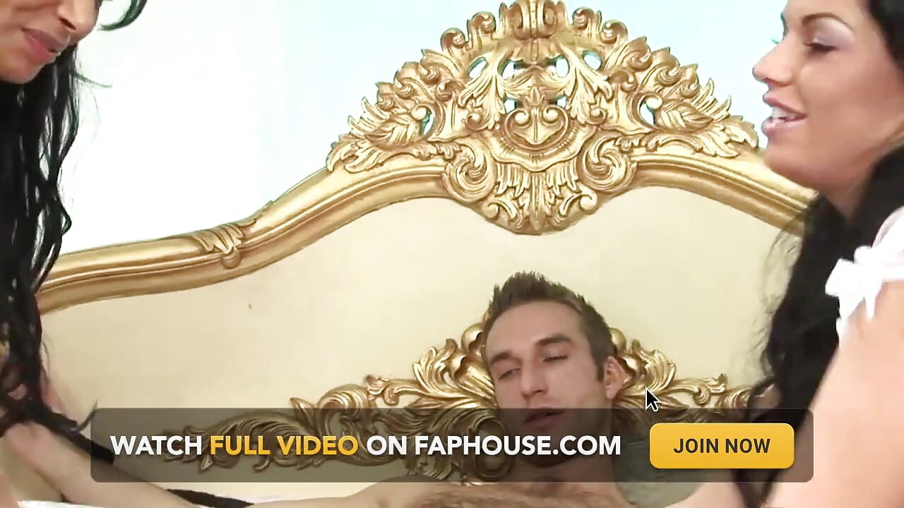 Lelaki bertuah mengongkek awek dengan buah dada besar