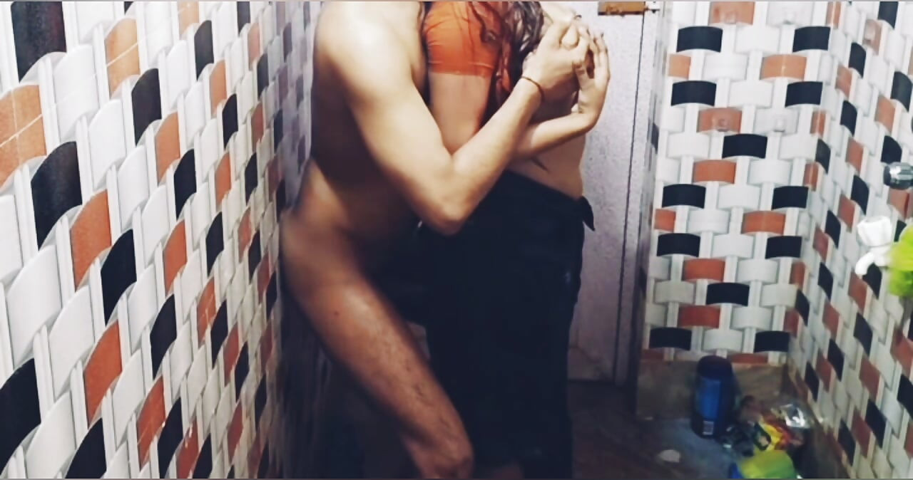 Tante seksi india dengan pantat bahenol dientot habis-habisan sama devar yang lagi sange di kamar mandi