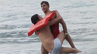 섹시한 발정난 게이의 엉덩이에 해변에서 격렬한 섹스