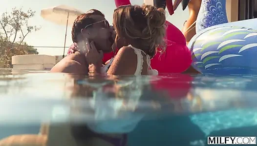 Шаловливая милфа-блондинка Милфа Кейт Далия должна вытащить своего мальчика игрушкой из дома, когда муженек приходит домой рано