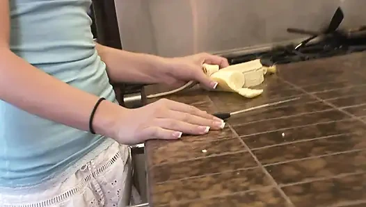 Setubuhi aku dengan keras dan kemudian biarkan aku minum air manimu