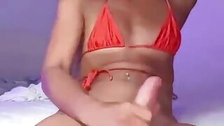 Video con la cámara frontal GiGiMoon que te corres en un hermoso abdomen sin maquillaje en un bikini, vibraciones de verano con semen