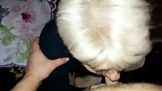 Russische blonde reife Stiefmutter lutscht jungen Schwanz