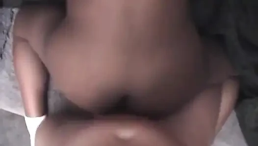 Küçük memeli curiois zenci bebek beyaz yarağa binmeyi seviyor