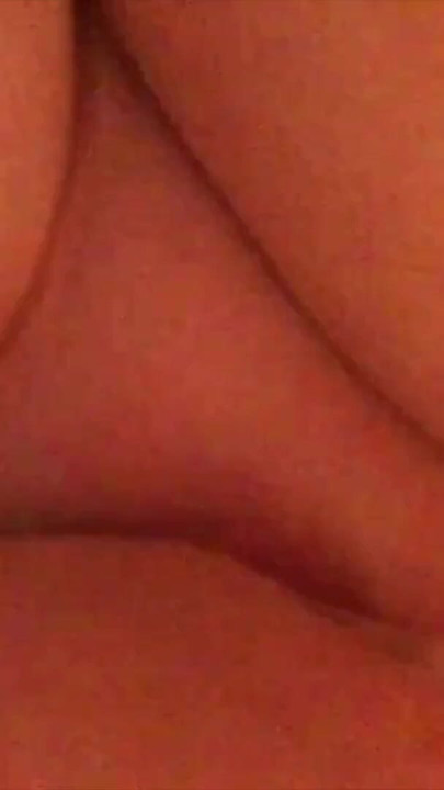 vídeo amateur de empleada doméstica pillada masturbándose en la sala, doncella francesa en medias luciendo preciosa | Clip 2