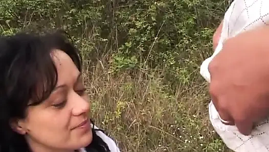 Cewek itu dientot luar ruangan yang luar biasa