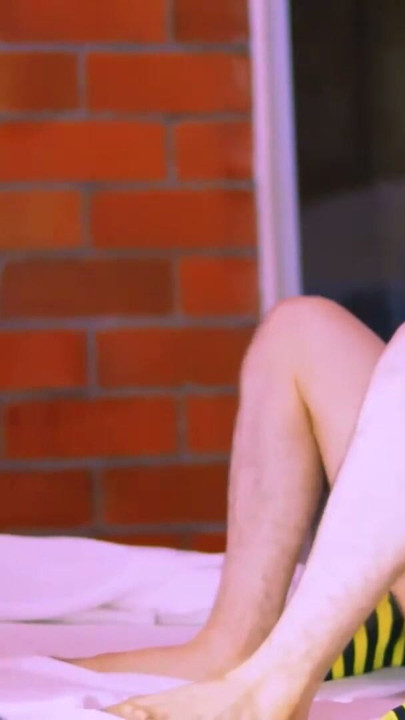 Genç 18+ komşu, eşleri tatildeyken odasında yaşlı komşusunu baştan çıkarıyor. | Klip 1