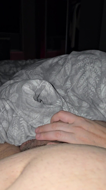 MILF Szwedzka macocha złapała ręczną robotę pasierba syna wielkiego kutasa | Klip 2