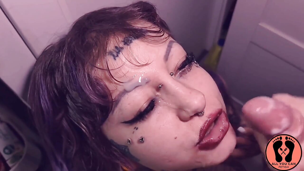 Éjaculation faciale épaisse, fille pulpeuse gothique