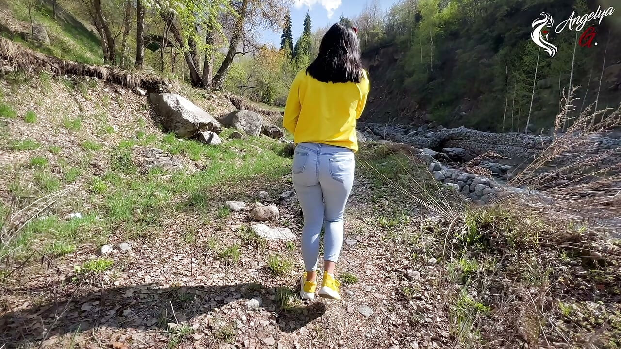 Orosz turisták - farkat szopnak és sperma nyelnek a szabadban egy túra közben.