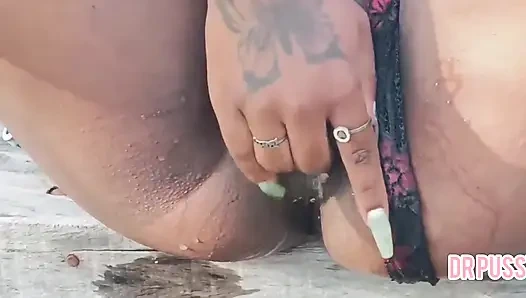 Несколько сквиртов в парке одна с очень мокрой киской, думающей о хуе