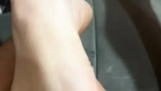 Super geile MILF mit tropfende muschi masturbiert zu einem squirting-orgasmus