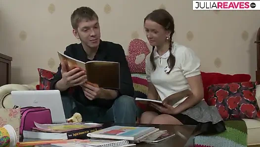 Горячая девушка ест сперму после того, как ее трахнул на обе дырки огромный член