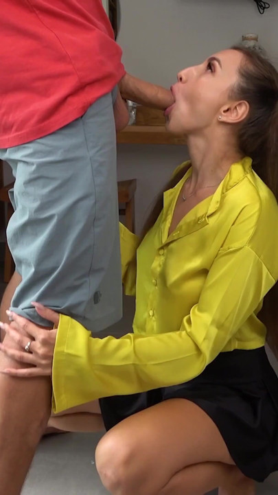 Hot brunette came to the villa and received deep blowjob after which she squirted loudly! | Clip 1