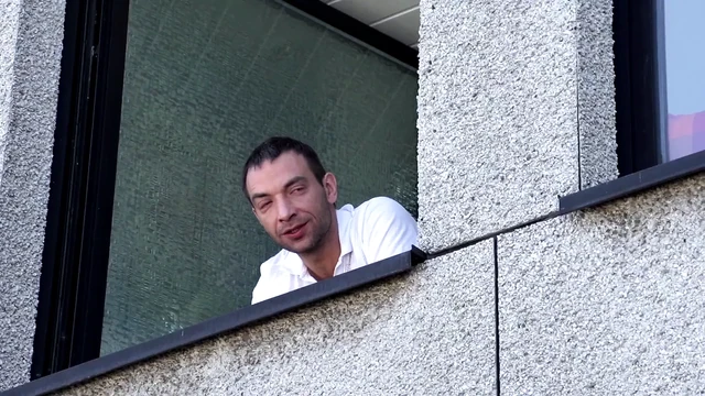 Die Nachbarin beim Hoeschen naessen beobachtet + gefickt