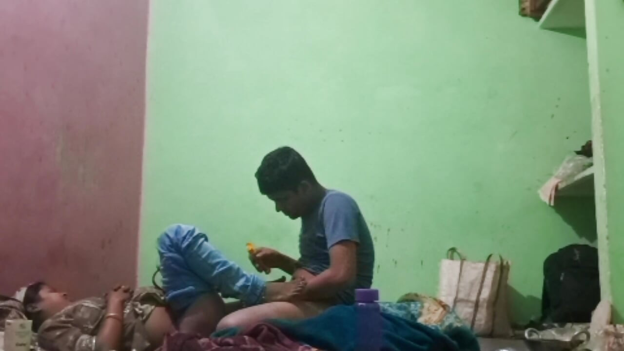 Hintli desi kız bur chudai videosu Hintli gerçek chudai üvey erkek kardeş ilk aşk