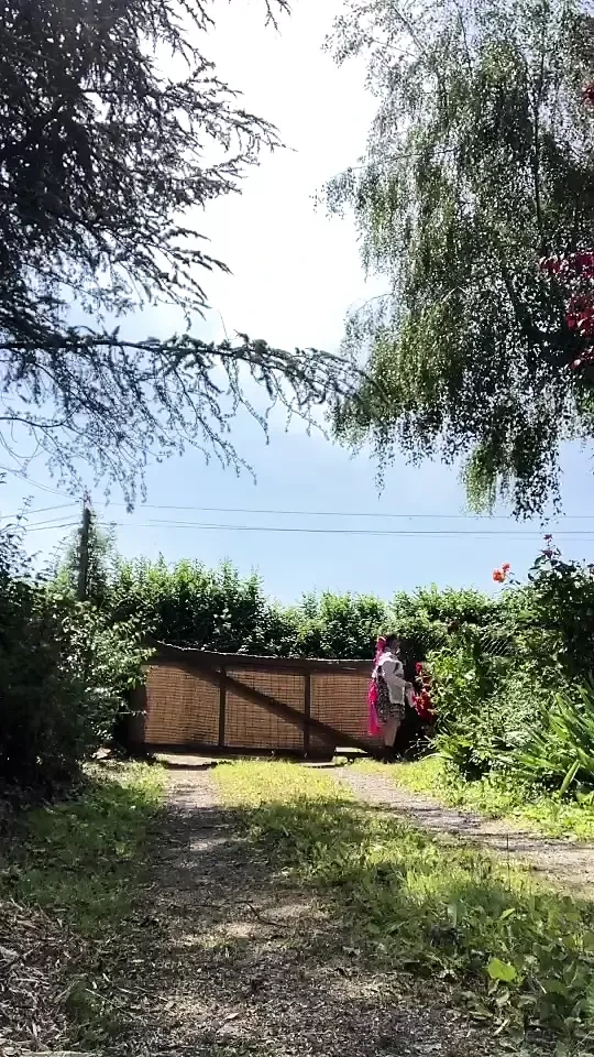 Posta almak için bahçe kıyafetleri içinde