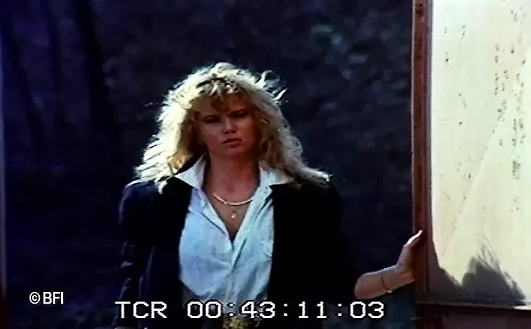 Une blonde sexy à forte poitrine se fait baiser par une bite pas comme les autres.