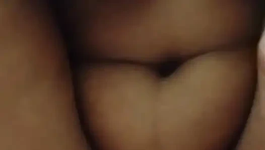 Die nachbarin sah, wie Komal sie fingerte, packte ihr land und zog sie unter, dann urinierte sie darauf