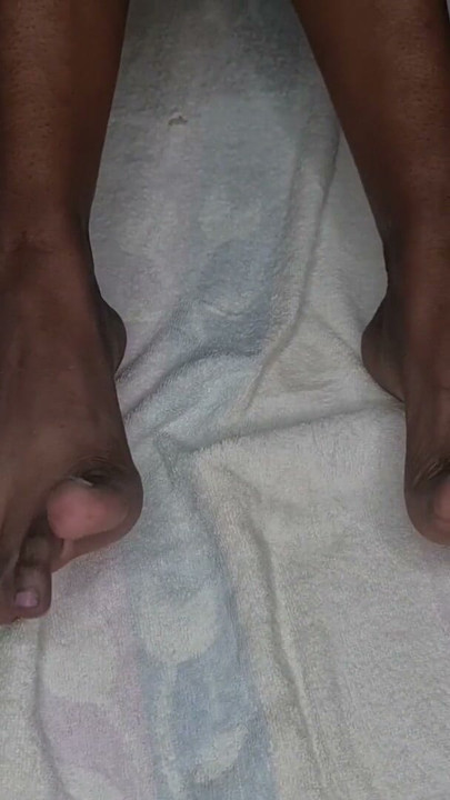 Desi whore sucks and licks her dark toes after showering them with her piss | Clip 2