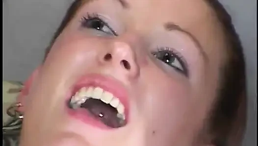 Cewek sange ini lagi ngentot kontol sampai matanya merem melek