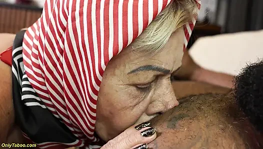 Nenek 79 tahun ngentot pantat