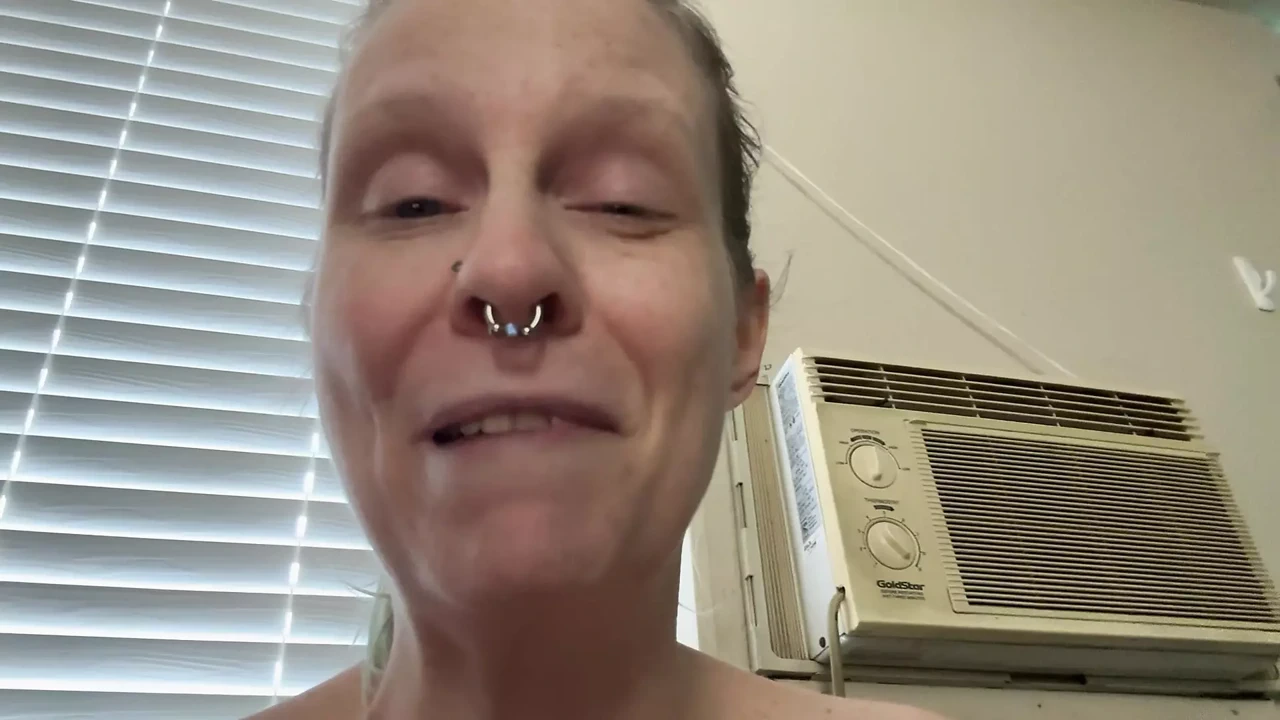 在我的屁股上试用我的新海盗鞭打