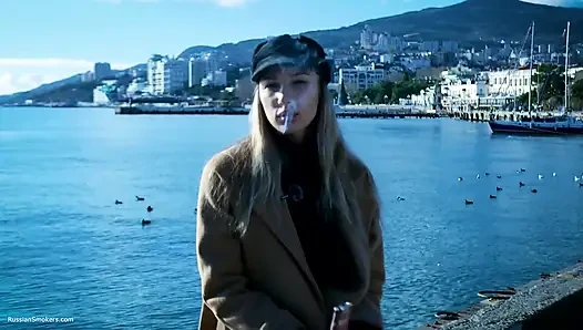 Курит на улице с русской девушкой Beaty 1